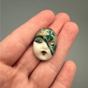 VTG Adagio Face Pin Hand-Painted 4 Leaf Clovers Porcelain Lady Luck *has wear